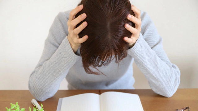 頭を抱えている女性