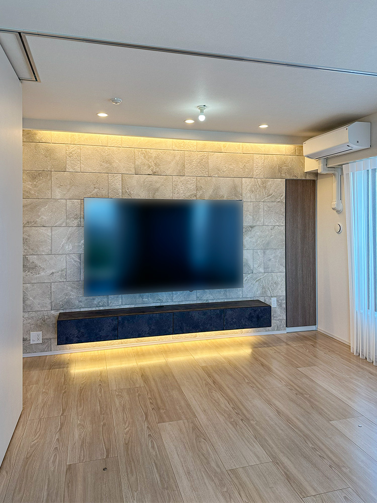 エコカラット　施工後　サンティエ　アイボリー　リビング　壁掛けテレビ　テレビボード　間接照明